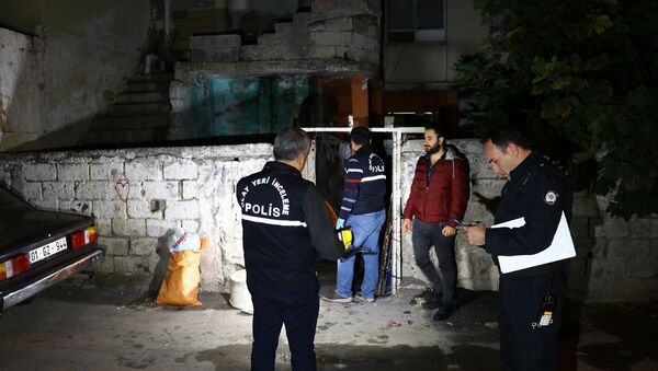Adana'da bir evde biri kadın iki kişinin cesedi bulundu. Olay yeri inceleme ekipleri evde çalışma yaptı. - Sputnik Türkiye
