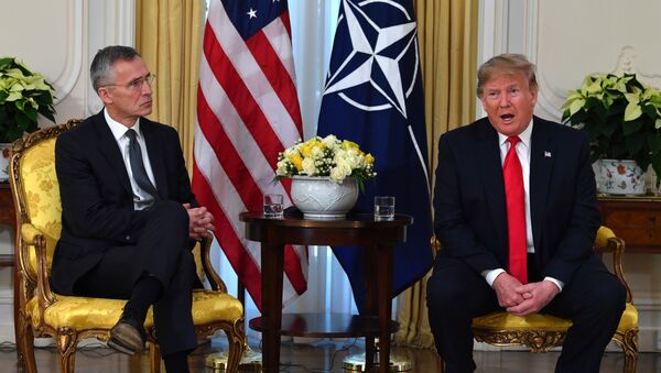 NATO Genel Sekreteri Jens Stoltenberg ve ABD Başkanı Donald Trump, ittifakın 70. yılında İngiltere'de yapılan zirvede bir araya geldi. - Sputnik Türkiye