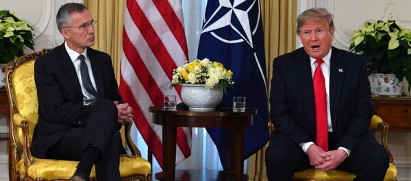  NATO Genel Sekreteri Jens Stoltenberg ve ABD Başkanı Donald Trump, ittifakın 70. yılında İngiltere'de yapılan zirvede bir araya geldi. - Sputnik Türkiye