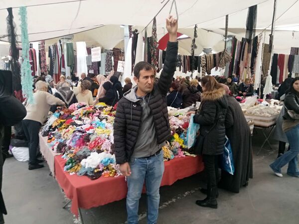 Rüzgar nedeniyle havalanan çadırın ipini bırakamayan pazarcı metrelerce yükseldi - Sputnik Türkiye