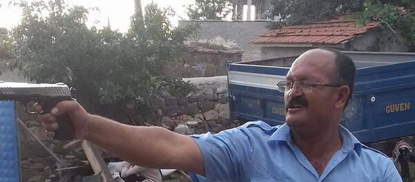 Eskişehir’de zeka geriliği olan 29 yaşındaki kız kardeşi B.B.’ye, vasiliğini aldıktan sonra götürdüğü evinde 2 kez cinsel saldırıda bulunduğu iddia edilen ağabey Ahmet B., 18 yıl hapis cezasına çarptırıldı. Mahkeme, ağabeyin cezasında indirim yapmadı. - Sputnik Türkiye