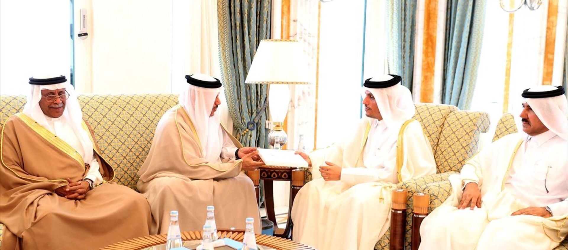 Suudi Arabistan Kralı Selman bin Abdulaziz, Katar Emiri Şeyh Temim bin Hamed Al Sani'yi Riyad'da düzenlenecek Körfez İşbirliği Konseyi (KİK) liderler zirvesine davet etti. Kral Selman'ın davet mektubu KİK Genel Sekreteri Abdullatif bin Reşid el-Zeyani (sol 2) tarafından Doha'da Katar Dışişleri Bakanı Muhammed bin Abdurrahman bin Al Sani'ye (sağ 2) iletildi. - Sputnik Türkiye, 1920, 14.02.2021