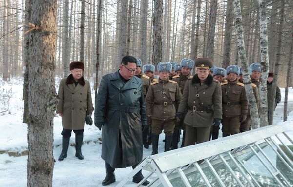 Kuzey Kore Lideri Kim Jong-un’un, ailesinin köklerinin dayandığı iddia edilen ‘kutsal’ Paektu Dağı’nda beyaz bir ata binerken görüntüleri yayımlandı.  - Sputnik Türkiye