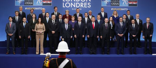 NATO üyesi ülkelerin liderleri, zirve öncesinde aile fotoğrafı için bir araya geldi. - Sputnik Türkiye