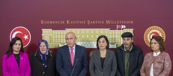 Utku Çakırözer, TBMM, Ayşe Tuba Arslan'ın babası Serdar Arslan, annesi Meral Sondikme - Sputnik Türkiye