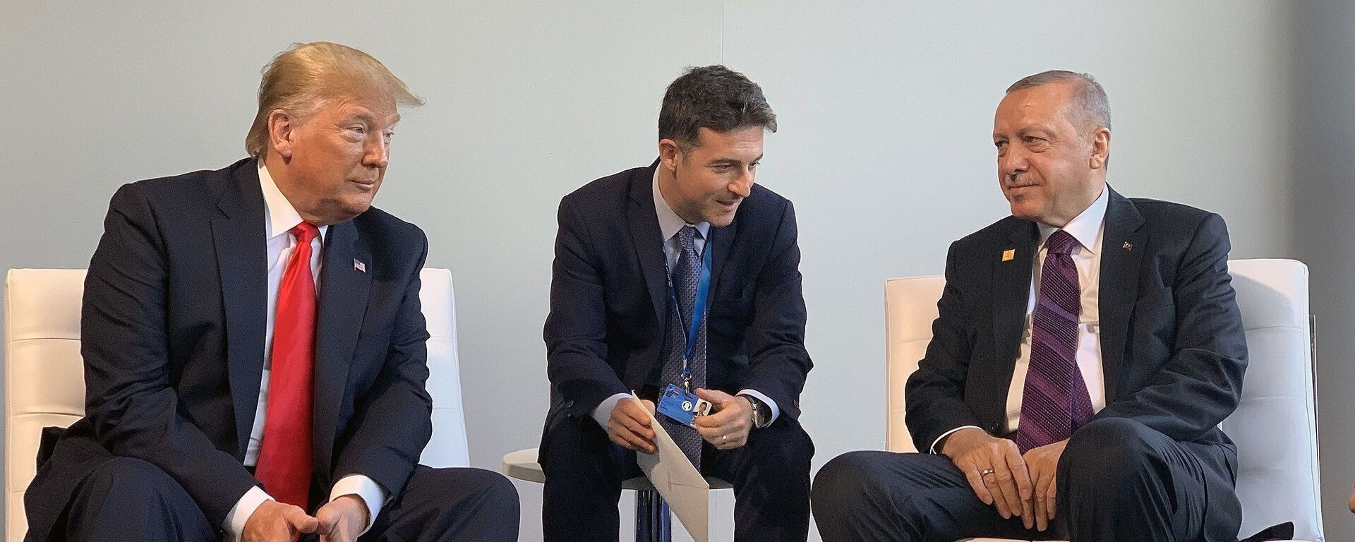 umhurbaşkanı Recep Tayyip Erdoğan, Londra’da NATO İttifakı’nın kuruluşunun 70. yıl dönümü dolayısıyla düzenlenen NATO Liderler Toplantısı kapsamında ABD Başkanı Donald Trump ile bir araya geldi. - Sputnik Türkiye, 1920, 05.05.2025