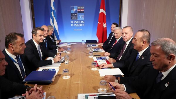 Türkiye Cumhurbaşkanı Recep Tayyip Erdoğan, NATO Liderler Zirvesi temasları kapsamında, zirvenin yapıldığı The Grove Otel'de Yunanistan Başbakanı Kiriakos Miçotakis'i kabul etti. - Sputnik Türkiye