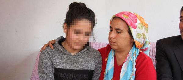 Mersin’de 15 yaşındaki lise öğrencisi, bir şahıs tarafından kaçırıldığını ve 3 gün boyunca cinsel istismara uğradığını iddia etti. Özgecan Aslan’ın yaşadıkları anlatılarak korkutulduğunu, ailesiyle tehdit edildiğini öne sürülen kız çocuğu, serbest bırakılan şahsın cezalandırılmasını istedi. Mersin’de 15 yaşındaki lise öğrencisi, bir şahıs tarafından kaçırıldığını ve 3 gün boyunca cinsel istismara uğradığını iddia etti. Özgecan Aslan’ın yaşadıkları anlatılarak korkutulduğunu, ailesiyle tehdit edildiğini öne sürülen kız çocuğu, serbest bırakılan şahsın cezalandırılmasını istedi. - Sputnik Türkiye