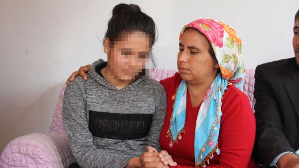 Mersin’de 15 yaşındaki lise öğrencisi, bir şahıs tarafından kaçırıldığını ve 3 gün boyunca cinsel istismara uğradığını iddia etti. Özgecan Aslan’ın yaşadıkları anlatılarak korkutulduğunu, ailesiyle tehdit edildiğini öne sürülen kız çocuğu, serbest bırakılan şahsın cezalandırılmasını istedi. - Sputnik Türkiye
