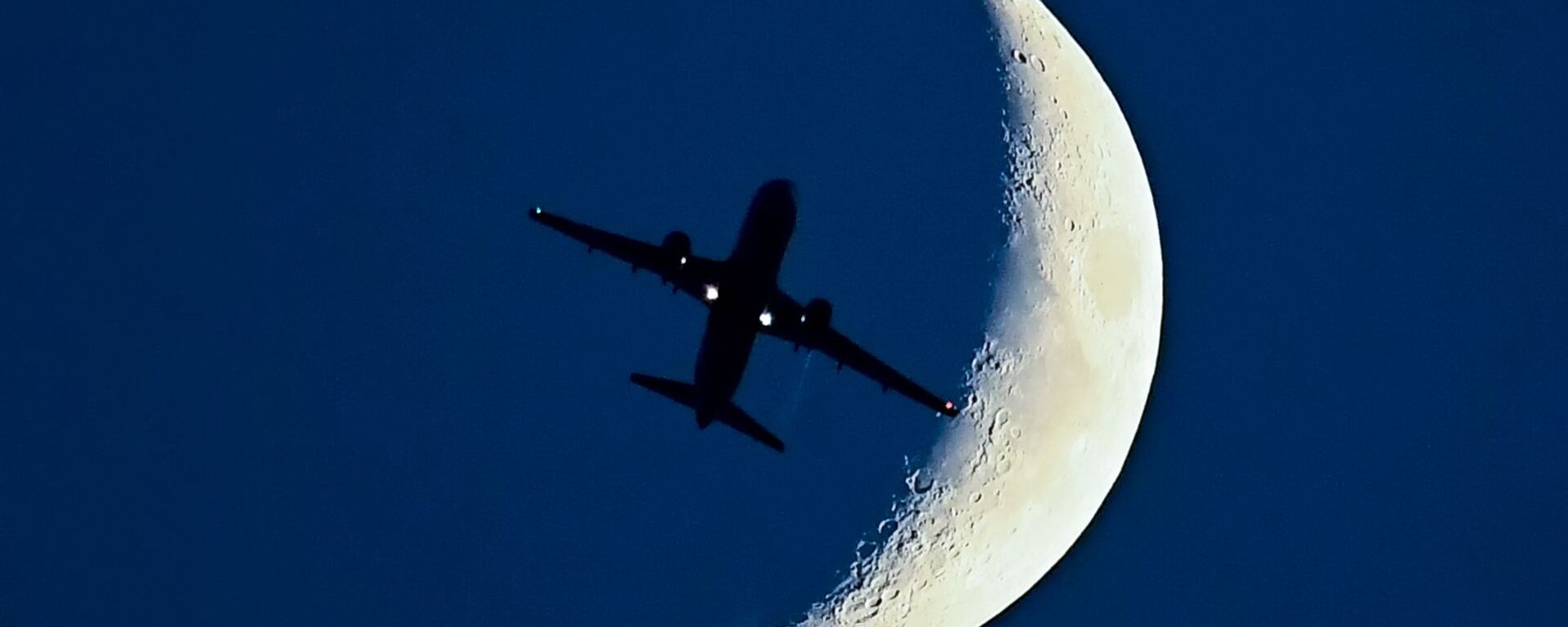 Самолет Airbus A320 на фоне растущей Луны - Sputnik Türkiye, 1920, 07.07.2022