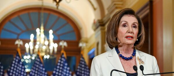 Temsilciler Meclisi Başkanı Nancy Pelosi, ABD Başkanı Donald Trump hakkındaki azil sürecinin geldiği noktayla ilgili basın toplantısı düzenlerken Temsilciler Meclisi Başkanı Nancy Pelosi, ABD Başkanı Donald Trump hakkındaki azil sürecinin geldiği noktayla ilgili basın toplantısı düzenlerken - Sputnik Türkiye