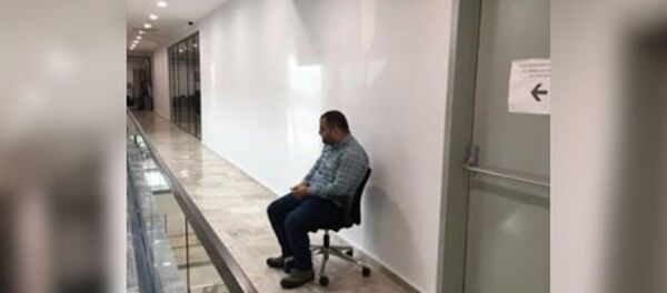 Güngören Belediyesi'nde AK Partili bir başkan yardımcısı, kendisini görüp ayağa kalkmadı diye belediye çalışanını cezalandırdı. - Sputnik Türkiye