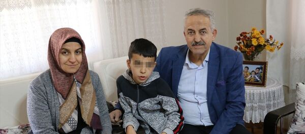 Denizli'nin Tavas ilçesinde yaşayan otizmli A.E'nin (ortada) dedesi Ahmet Ç., çocuğun sesinden rahatsız olduğunu ileri sürerek elinde bıçakla kapıya gelip hakaret ettiği iddiasıyla üst komşuları hakkında şikayetçi oldu - Sputnik Türkiye