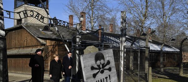 Almanya Başbakanı Angela Merkel Polonya'daki Auschwitz-Birkenau Nazi toplama ve imha kampını ilk kez ziyaret ederek kampta ölen bir milyon 100 bin kişi için saygı duruşunda bulundu.  - Sputnik Türkiye