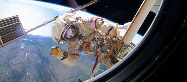 Космонавт Роскосмоса Олег Кононенко во время выхода в открытый космос Космонавт Роскосмоса Олег Кононенко во время выхода в открытый космос - Sputnik Türkiye