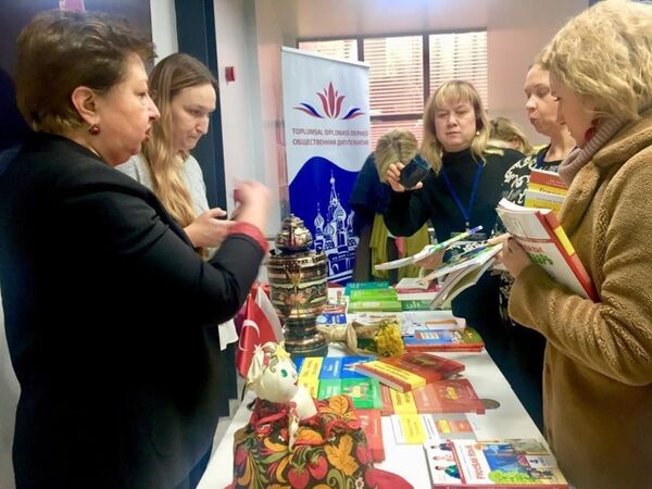 İstanbul’da Rusça öğretmenler için mesleki gelişim kursları başladı - Sputnik Türkiye