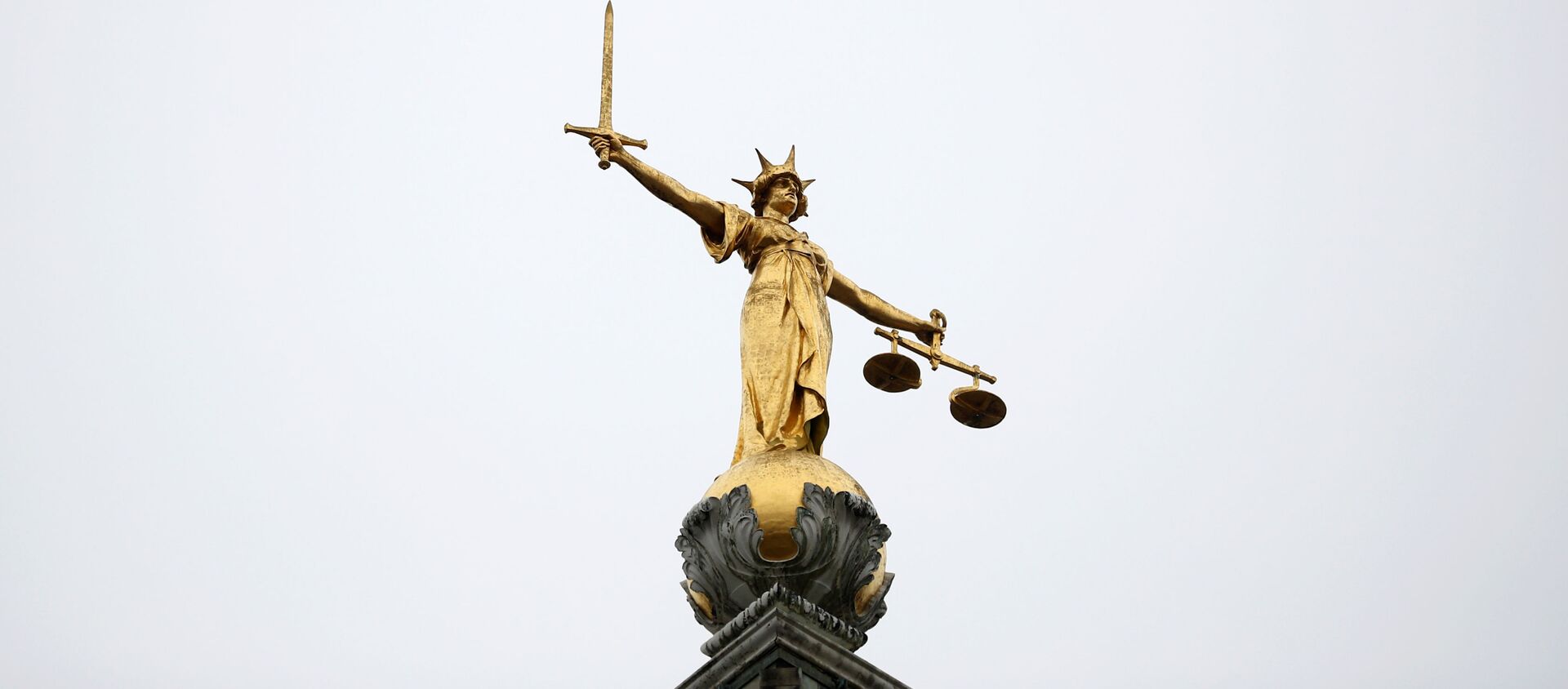 Londra'da bulunan ve 'Old Bailey' denilen İngiltere ve Galler Merkez Ceza Mahkemesi'nin önündeki adalet heykeli - Sputnik Türkiye, 1920, 22.06.2020