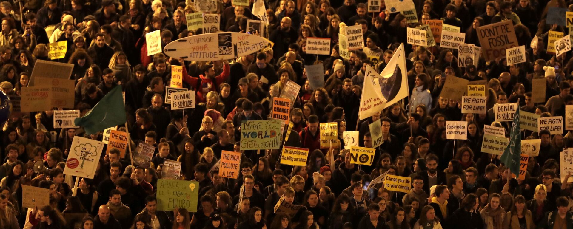 Madrid'de iklim değişikliğine karşı yüz binden fazla kişi yürüdü - Sputnik Türkiye, 1920, 13.09.2021