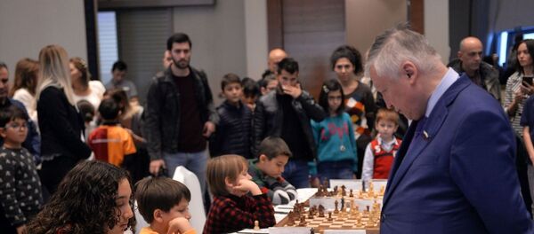 Mersin'deki Satranç Festivali'nde, 7 dünya şampiyonluğu bulunan Büyük Usta (Grand Master) Anatoly Karpov (sağda) ile berabere kalan 12 yaşındaki Işıl Cingöz (solda), büyük sevinç yaşadı. - Sputnik Türkiye