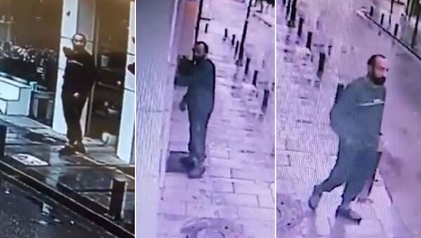 Ordu'da Ceren Özdemir'i bıçaklayarak öldüren Özgür Arduç'un, kaldığı otelin bulunduğu sokakta yürüdüğü görüntüler ortaya çıktı. - Sputnik Türkiye