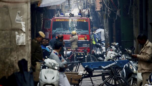 Hindistan'ın başkenti Yeni Delhi'de bir fabrikada, işçilerin içeride uyduğu sırada çıkan yangında 43 kişi yaşamını yitirdi. - Sputnik Türkiye