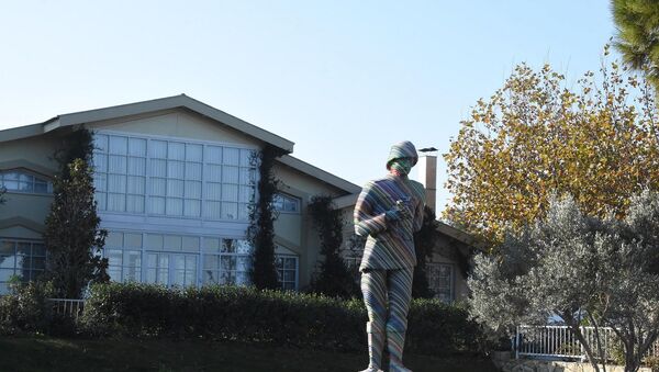 Urla'da iş insanı ve sanatçı Turgut Kahraman, kendi evi olan Zeytinli Köşk'ün bahçesinde 5 metre eninde, 6 metre uzunluğunda, üzerinde mavi, kırmızı, sarı, mor gibi birçok rengin bulunduğu Mustafa Kemal Atatürk heykelini inşa etti. - Sputnik Türkiye