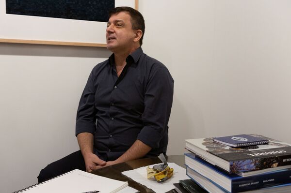 120 bin dolarlık 'muz çalışmasını' yiyen sanatçı: Bir sanatçı, ilk kez diğerinin fikrini, konseptini ve sanatını yiyor - Sputnik Türkiye