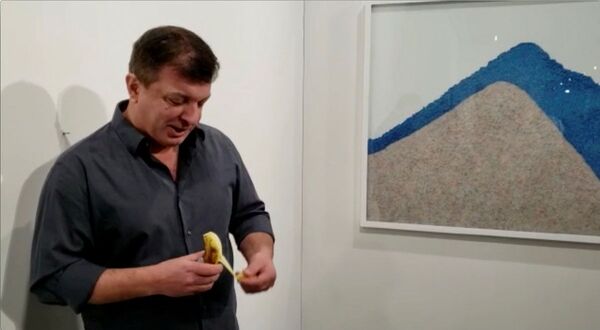 120 bin dolarlık 'muz çalışmasını' yiyen sanatçı: Bir sanatçı, ilk kez diğerinin fikrini, konseptini ve sanatını yiyor - Sputnik Türkiye