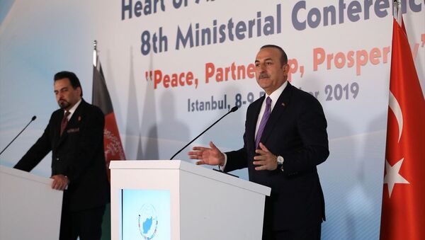Dışişleri Bakanı Mevlüt Çavuşoğlu (sağda), Cumhurbaşkanlığı Çalışma Ofisinde 'Barış, Ortaklık, Refah temasıyla düzenlenen Asya'nın Kalbi İstanbul Süreci 8. Bakanlar Konferansı'na katıldı. Toplantının ardından Bakan Çavuşoğlu ve Afganistan Dışişleri Bakan Vekili İdris Zaman (solda) ortak basın toplantısı düzenledi. - Sputnik Türkiye