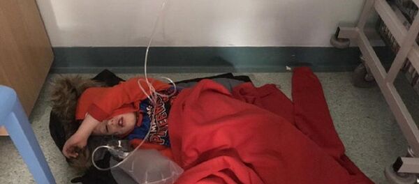 İngiltere'de hasta çocuğun 4 saat hastanede yerde yatması Başbakan'a özür diletti - Sputnik Türkiye