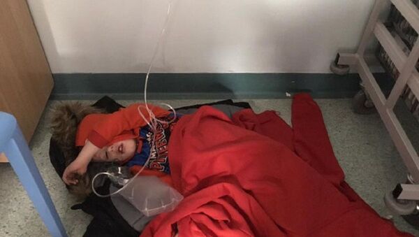 İngiltere'de hasta çocuğun 4 saat hastanede yerde yatması Başbakan'a özür diletti - Sputnik Türkiye