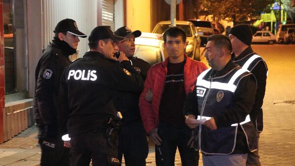 Denizli'de 5 farklı noktada polis ekiplerince yapılan denetimde, 2'si kadın 65 yabancı uyruklu gözaltına alındı. - Sputnik Türkiye