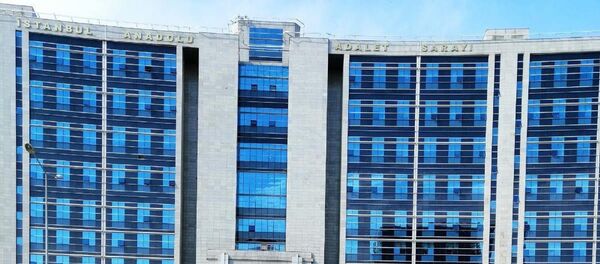 Kartal’daki Anadolu Adliyesi’ne avukat gibi girip, cübbeyle dolaşan ve ‘bu dava benim için çerez’ dediği kadını 100 bin lira dolandıran ‘sahte kadın avukat’ hakkında “nitelikli dolandırıcılık” suçundan 10 yıla kadar hapis istemiyle dava açıldı.  - Sputnik Türkiye