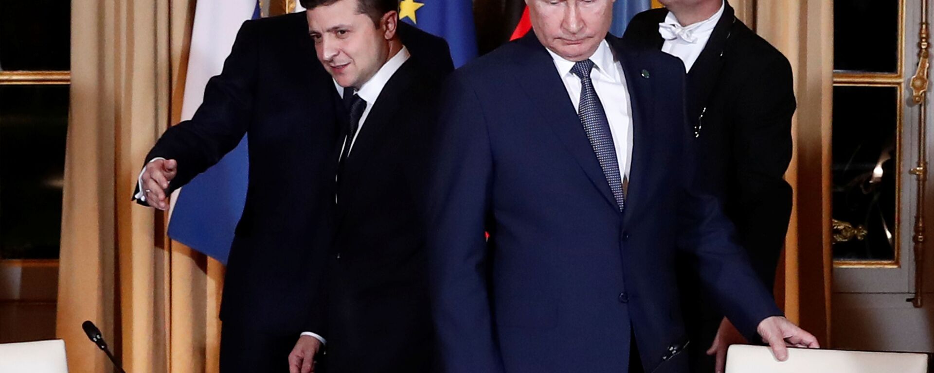 Paris'teki Normandiya Dörtlüsü zirvesinde Ukrayna Devlet Başkanı Vladimir Zelenskiy ile Rusya Devlet Başkanı Vladimir Putin (sağda)  - Sputnik Türkiye, 1920, 25.02.2022