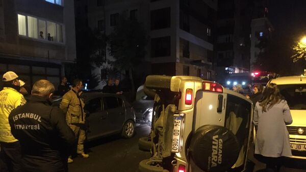 Kadıköy'de eşinin park etmesini beğenmeyen adam, direksiyon başına geçti. Gaz pedalı ile freni karıştıran adam hızla park halindeki araçlara çarpıp cipi devirdi.  - Sputnik Türkiye