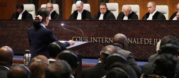 Lahey'deki Uluslararası Adalet Divan'ında Myanmar'a karşı açılan soykırım davasının ikinci gününde Aung San Suu Kyi savunma yaparken - Sputnik Türkiye