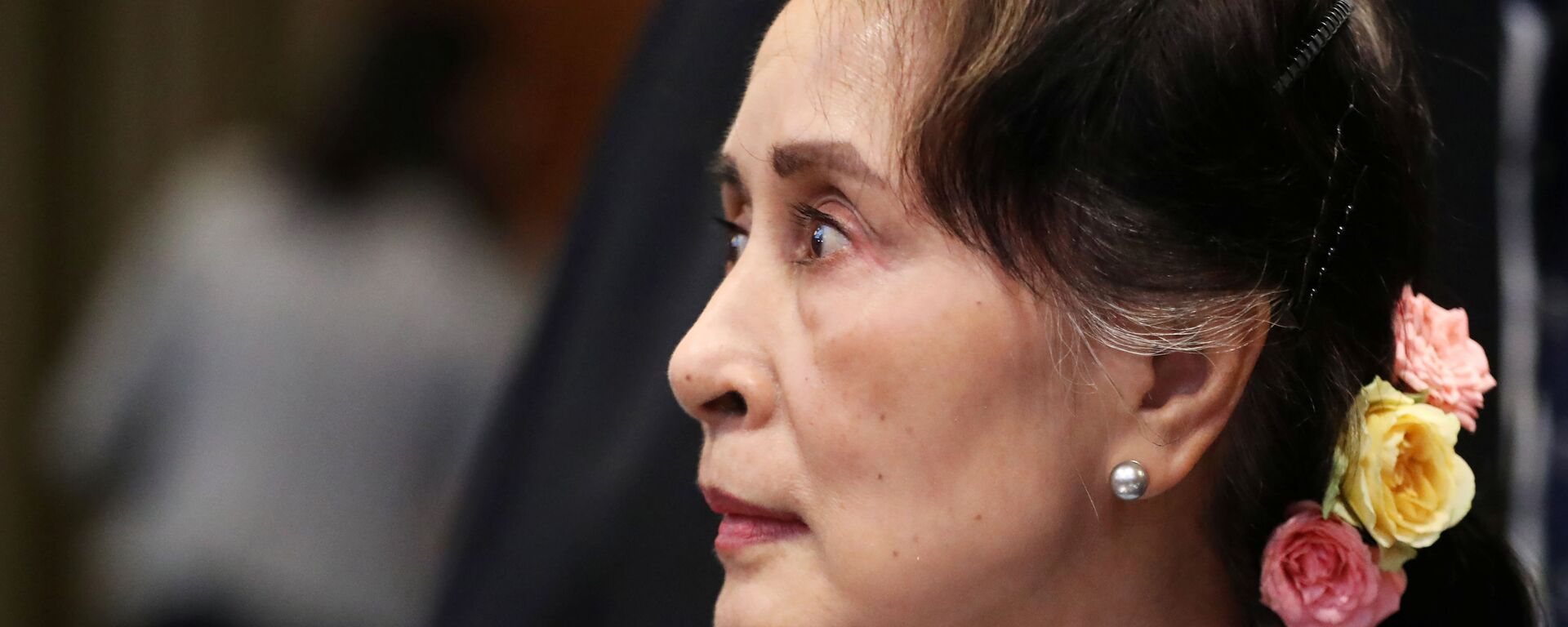 Arakan'daki şiddet dalgasından beri kendisine layık görülen pek çok ödül geri alınan Aung San Suu Kyi, ICJ'de savunma yaparken, dışarıda büyük bir kalabalığın destek gösterisine mazhar oldu.  - Sputnik Türkiye, 1920, 24.05.2021