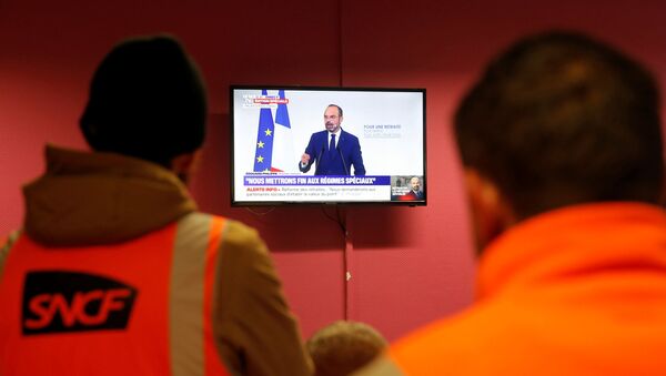 Fransa'da grevdeki demiryolları işçileri, Başbakan Edouard Philippe'in emeklilik reformu açıklamasını izlerken - Sputnik Türkiye