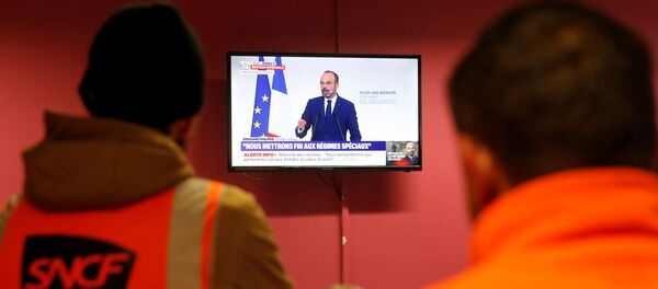 Fransa'da grevdeki demiryolları işçileri, Başbakan Edouard Philippe'in emeklilik reformu açıklamasını izlerken Fransa'da grevdeki demiryolları işçileri, Başbakan Edouard Philippe'in emeklilik reformu açıklamasını izlerken - Sputnik Türkiye