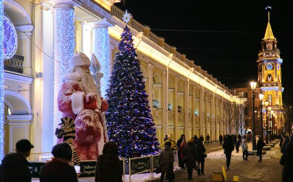 Yılbaşı süslemeleriyle kış masalına dönüşen St. Petersburg - Sputnik Türkiye