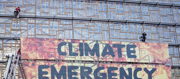 Protestocular, sabah erken saatlerde kamyonla AB Konseyi binası önüne yaklaştı. Hızlı biçimde AB Konseyi'ne tırmanan dağcı ekipmanlı yaklaşık 60 kişilik grup, binanın 2 cephesine dev posterler astı. - Sputnik Türkiye