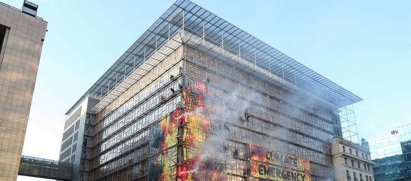Binaya asılan poster üzerinde İklim Acil Durumu ve Greenpeace yazıları da yer aldı. Özellikle trafiğin yoğun olduğu yoldaki gösteriler, bazı sürücülerin paniklemesine yol açtı. - Sputnik Türkiye