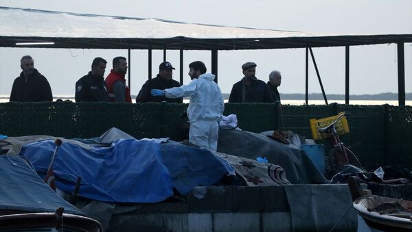İzmir'de denizde kadın cesedi bulundu. Ceset, olay yerinde yapılan incelemenin ardından İzmir Adli Tıp Kurumu morguna kaldırıldı. - Sputnik Türkiye