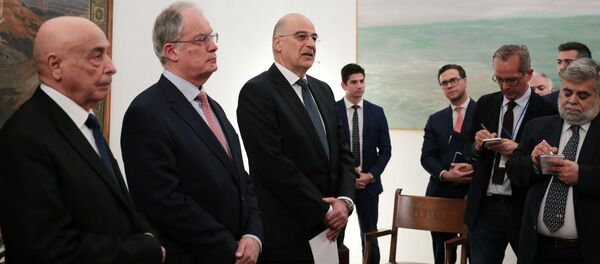 Tobruk’taki Meclis'in Başkanı Agila Salih İsa, Yunan Meclisi Başkanı Konstantinos Tasulas ve Yunan Dışişleri Bakanı Nikos Dendias (soldan sağa) Atina'da parlamentoda yaptıkları görüşmenin ardından ortak açıklamalarda bulunurken - Sputnik Türkiye