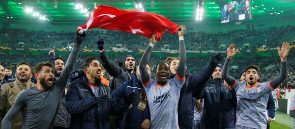 UEFA Avrupa Ligi J Grubu son maçında Alman ekibi Borussia Mönchengladbach ile deplasmanda oynayan Medipol Başakşehir, maçı 2-1 önde tamamlayarak son 32 turuna yükseldi - Sputnik Türkiye