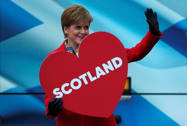 Hem İskoçya Bölgesel Yönetimi Başbakanı hem İskoç Ulusal Partisi (SNP) lideri Nicola Sturgeon 57. Oldu. Sturgeon, tarihe iki makamda aynı anda bulunan ilk kadın. - Sputnik Türkiye