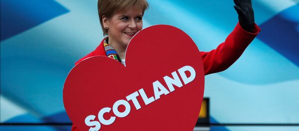 İskoçya Başbakanı, SNP lideri Nicola Sturgeon, Edinburgh'daki bir kampanya etkinliğinde elinde 'İskoçya' yazılı kalp maketiyle  - Sputnik Türkiye