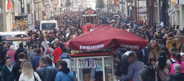 Kent genelinde hava sıcaklığının 20 derecelere gelmesiyle birlikte Beyoğlu İstiklal Caddesi insan seline uğradı - Sputnik Türkiye