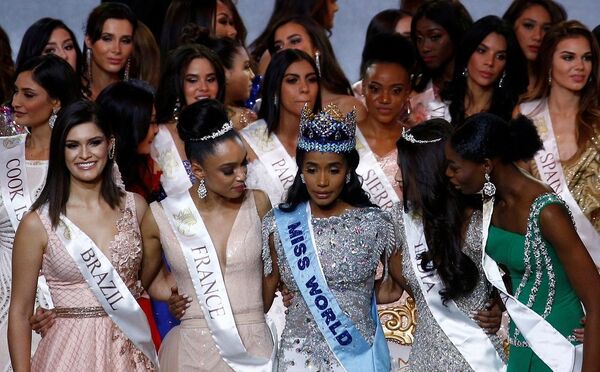 Güzellik yarışmasında görülmemiş bir an: Tacı kaybeden Miss Nijerya’nın mutluluk dansı - Sputnik Türkiye