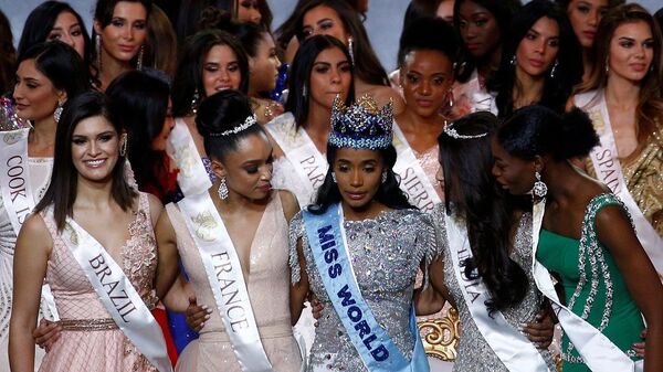 Miss World 2019 yarışmasının birincisi Miss Jamaika Toni-Ann Singh heyecandan konuşamıyordu.  - Sputnik Türkiye